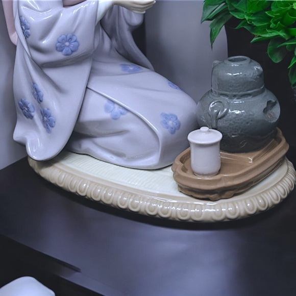 Retired Lladró August Moon or Geisha Japanese Girl Serving Tea #5122 - Picture 14 of 16